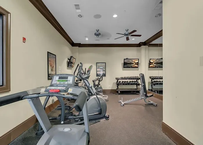 Chic 2br- Pool,gym,pkng,near Bok Ctr&arts Dstrct Apartment