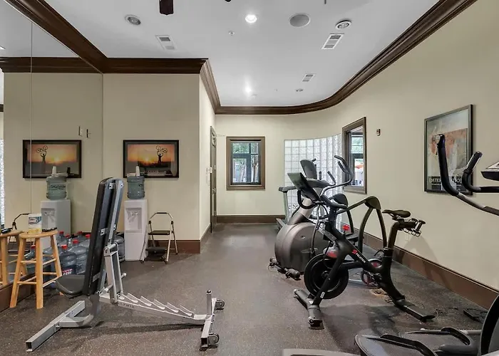 Apartment Chic 2br- Pool,gym,pkng,near Bok Ctr&arts Dstrct