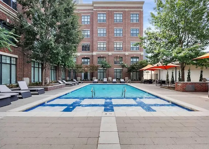 Chic 2br- Pool,gym,pkng,near Bok Ctr&arts Dstrct Apartment *