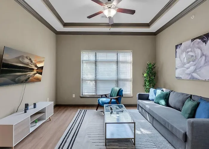 Chic 2br- Pool,gym,pkng,near Bok Ctr&arts Dstrct Apartment
